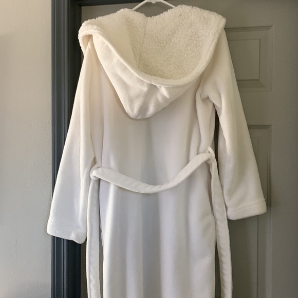 XS/S Victoria Secret White Plush robe - Picture 4 of 4